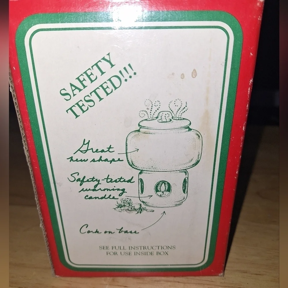 A Potpourri Press Room Scenter in the original box. Pre-loved on good shape.